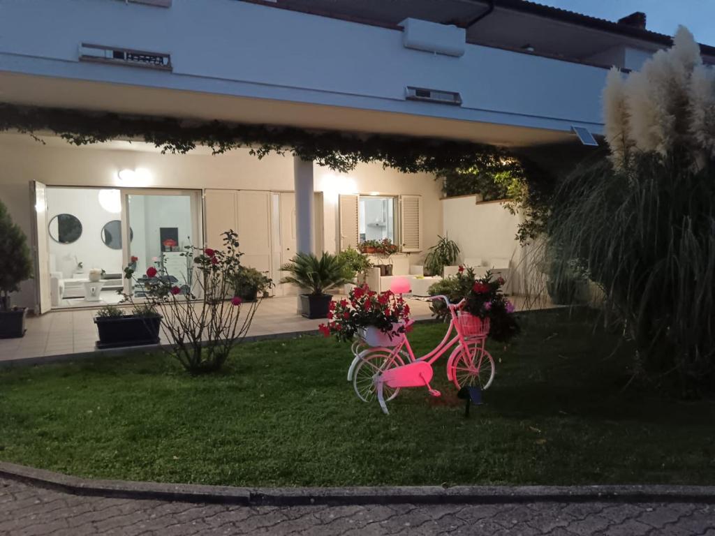 una bicicleta rosa en el patio de una casa en Parco delle Rose en Sulmona