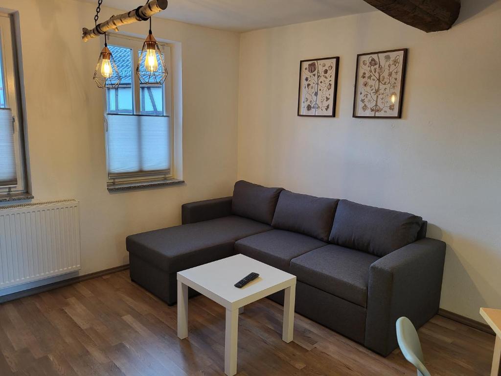 sala de estar con sofá y mesa en Zum Edelhof 24, en Homberg Ohm