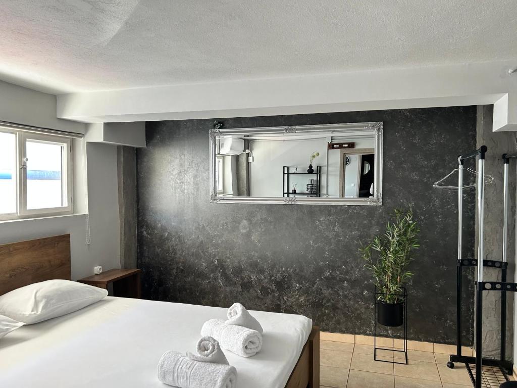 カヴァラにあるTheLoft Apartmentのベッドルーム(ベッド1台、鏡付)