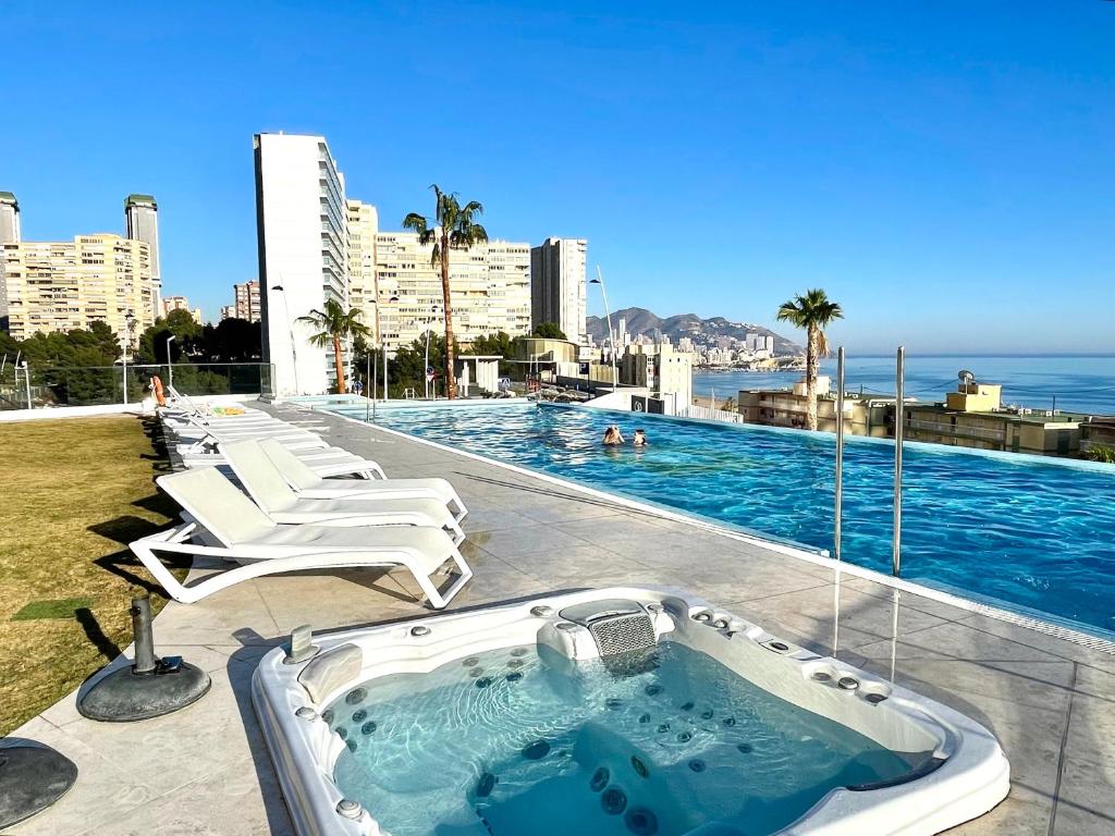 Πισίνα στο ή κοντά στο Luxury apartment Sunset Cliffs Benidorm