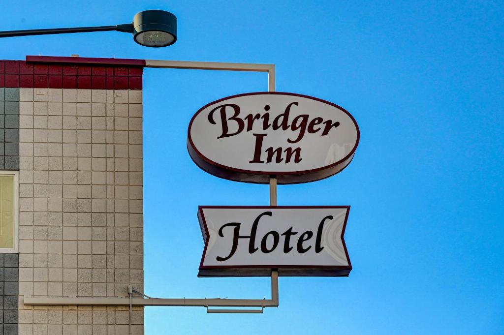 dos letreros que dicen Burger inn y un hotel en Bridger Inn Hotel Downtown, en Las Vegas