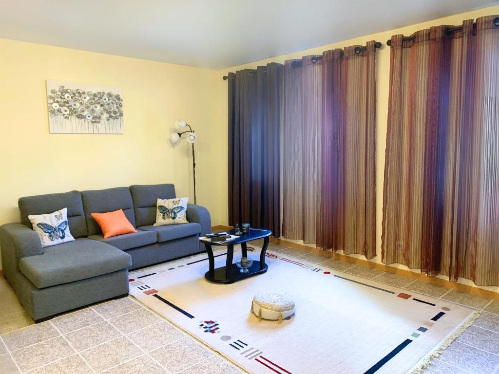 uma sala de estar com um sofá e uma mesa em Santana House - Holiday Rental by Your Key em Santana