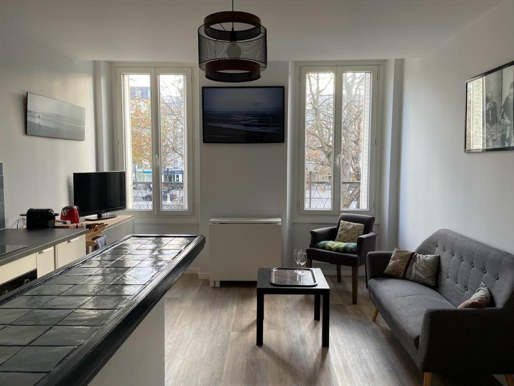 un salon avec un canapé et une table dans l'établissement Superbe 2 pièces proche Nation, à Paris