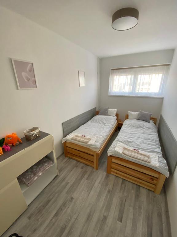 Rúm í herbergi á Katica Apartman