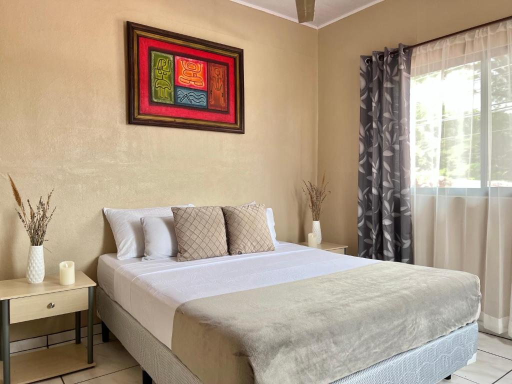 Un dormitorio con una cama grande y una ventana en Casa Tatich AC near Guanacaste Airport en Liberia