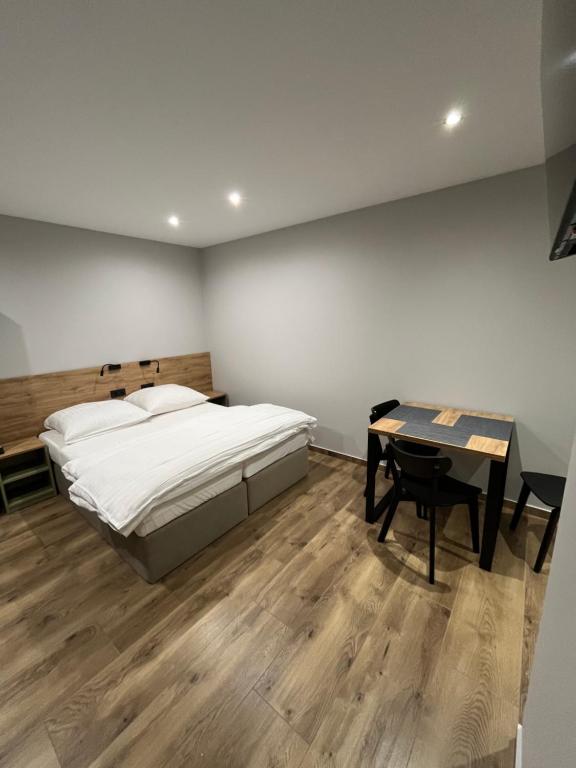 - une chambre avec un lit, un bureau et une table dans l'établissement Noclegi u Alicji- Apartamenty, à Gołuchów