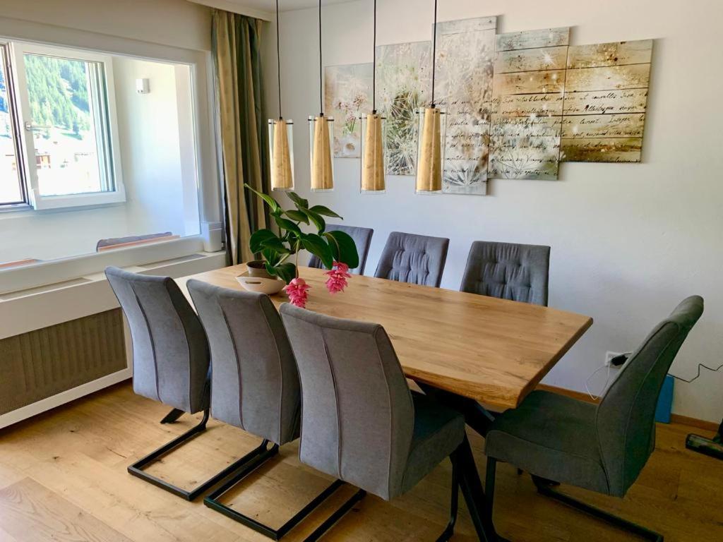 a dining room with a wooden table and chairs at WEF DAVOS PLATZ Centre 3,5 Apartment with Garage in Davos