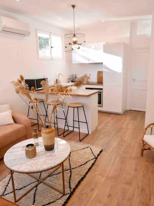 un salon avec une table et une cuisine dans l'établissement Chez Zize T2 unique- Roucas-Blanc, à Marseille