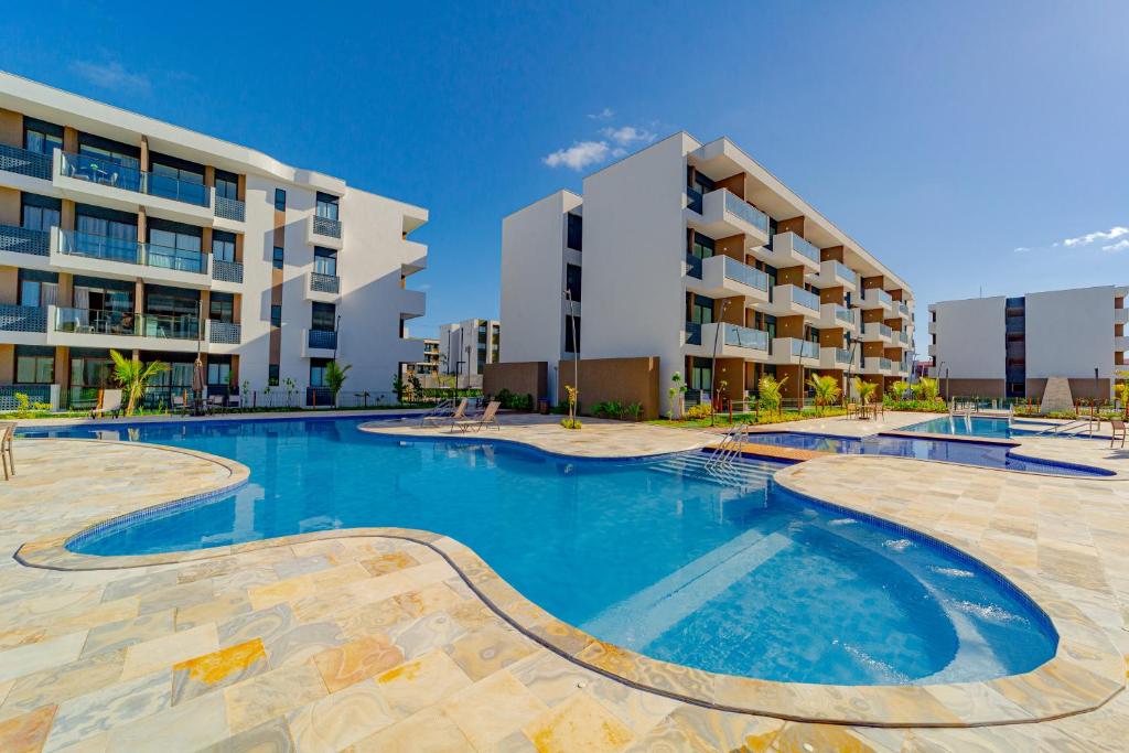 una piscina vuota di fronte a un edificio di Flat Luxo na praia de Muro Alto - Makia Experience a Porto De Galinhas