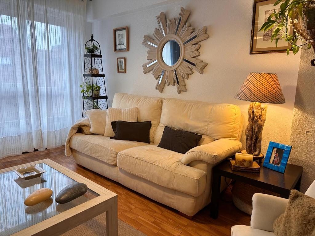uma sala de estar com um sofá e um espelho em Casa del Mar em Santoña