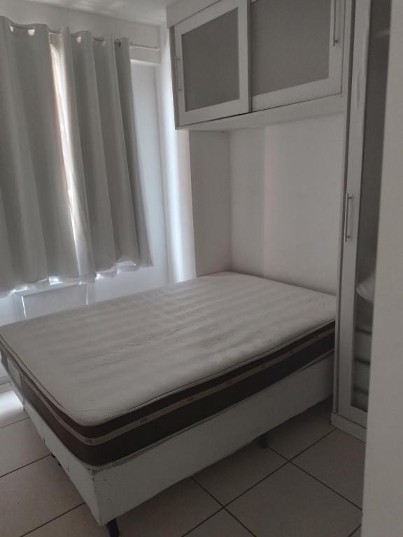 Cama pequeña en habitación pequeña con aire acondicionado en Porto maravilha, en Río de Janeiro