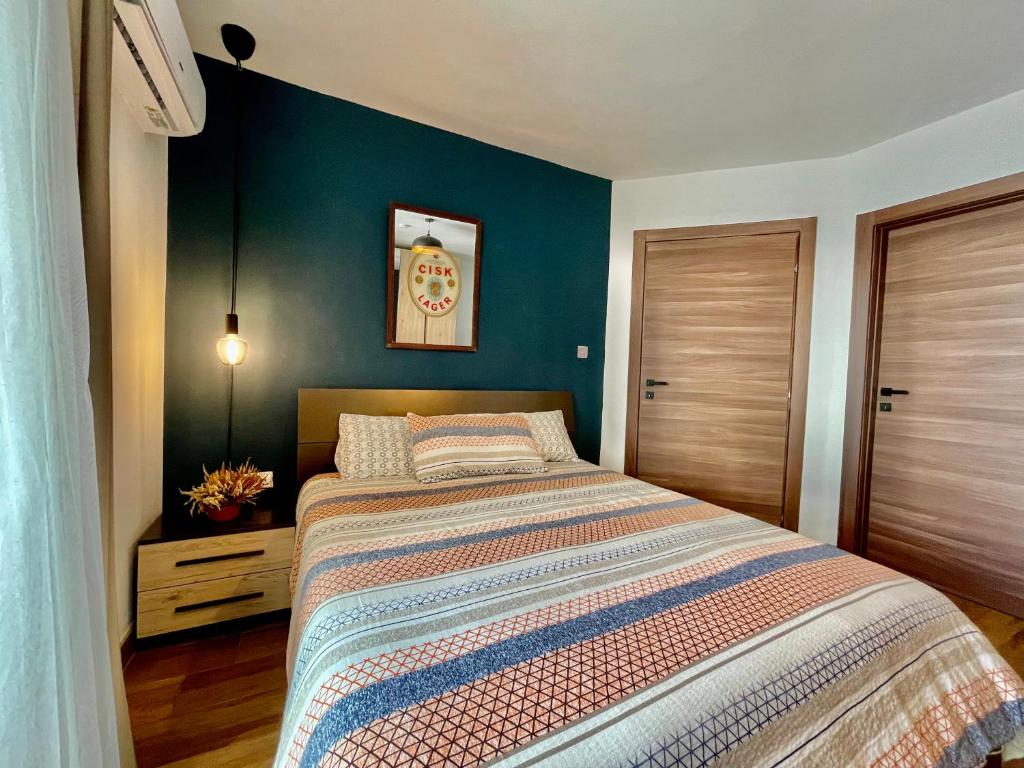 1 dormitorio con cama y pared azul en Airport Accommodation Bedroom with your own private Bathroom Self Check In and Self Check Out Air-condition Included en Mqabba