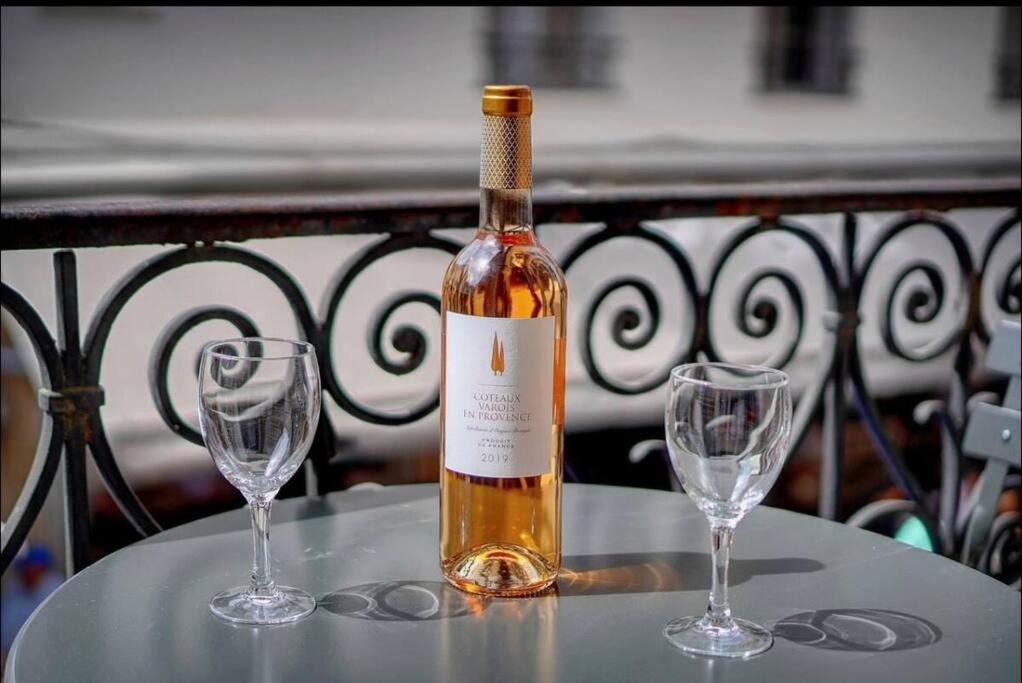 - une bouteille de vin assise sur une table avec 2 verres à vin dans l'établissement Appartement Cannes 1 chambre - 41H3, à Cannes