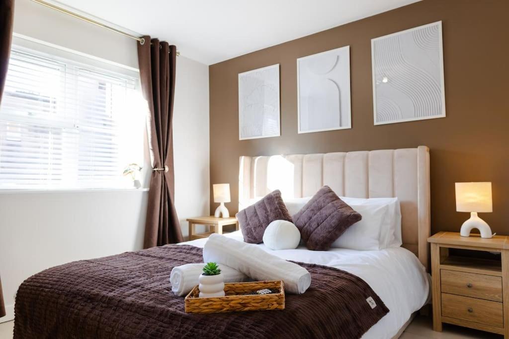een slaapkamer met een groot bed met witte kussens bij Stylish 1 bed apartment with free parking in Cardiff
