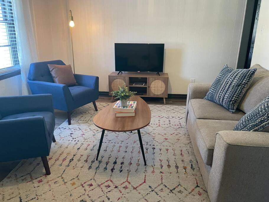 uma sala de estar com dois sofás e uma televisão em The Eclectic 1/2 mi from square em Covington