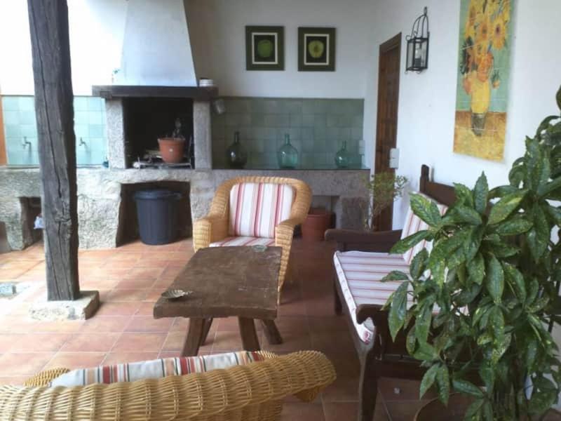 - un salon avec un canapé et une cheminée dans l'établissement La Casa de Alicio en Moronta Salviva, 