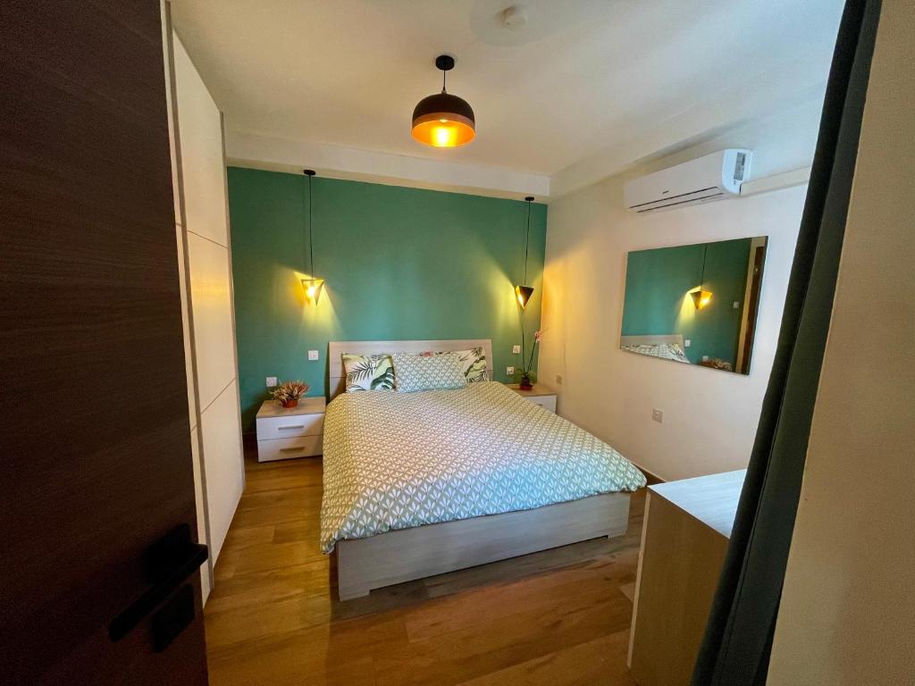 Airport Accommodation Bedroom with your own private Bathroom Self Check In and Self Check Out Air-condition Included tesisinde bir odada yatak veya yataklar