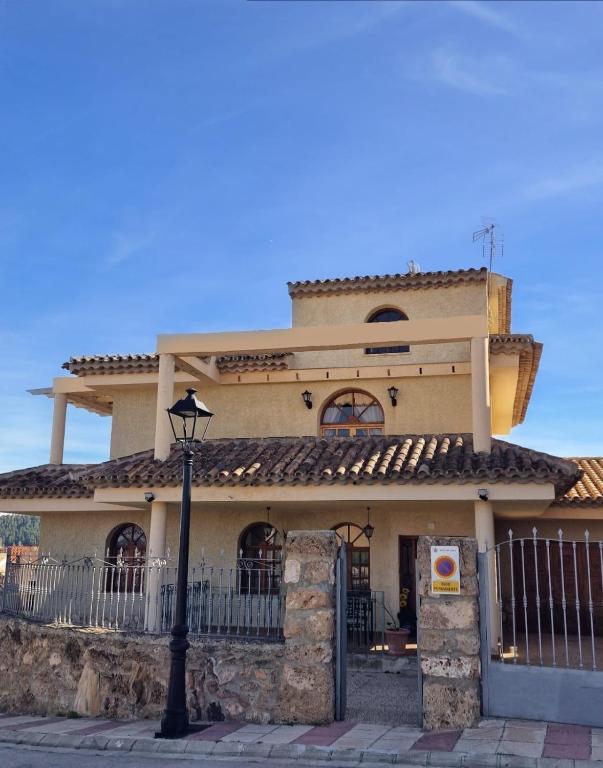 Villa los Dulces-Piscina Privada في ليتور: منزل أمامه منور على الشارع