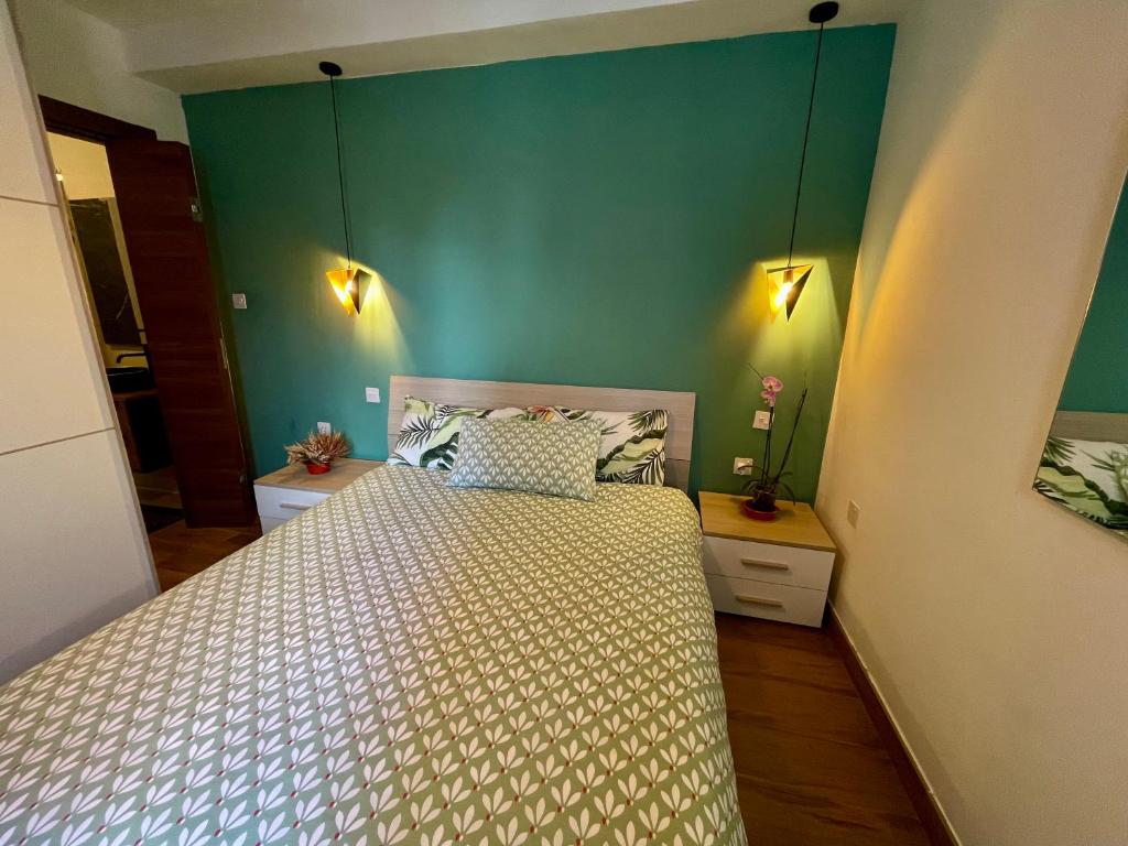 Airport Accommodation Bedroom with your own private Bathroom Self Check In and Self Check Out Air-condition Included - Deluxe Double Room