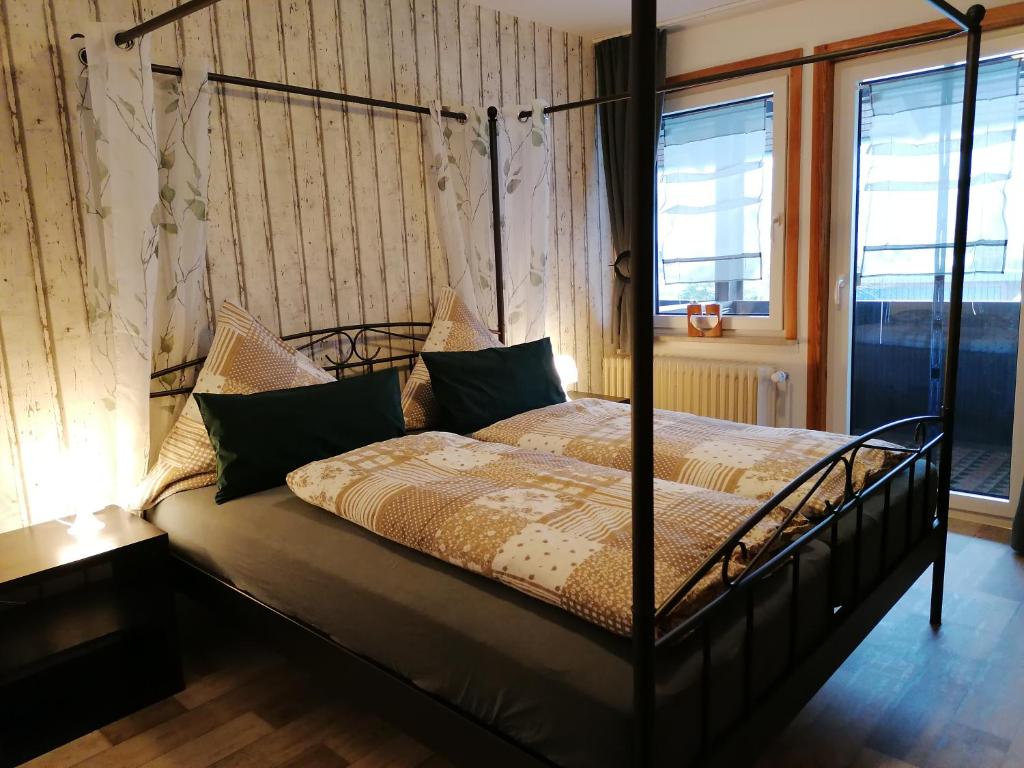 1 dormitorio con 1 cama con marco metálico en Ferienwohnung am Reinhardswald - Eichenlaub - mit Sauna, en Trendelburg