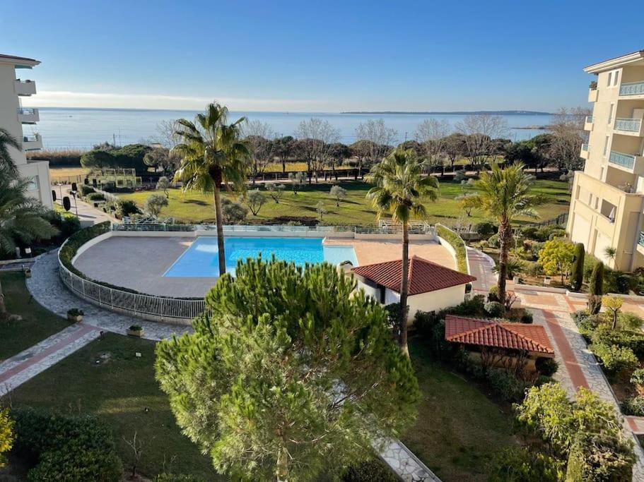 une vue aérienne d'un complexe avec piscine dans l'établissement Appartement vue mer/piscine-Les pins bleus, à Juan-les-Pins