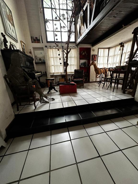 Μια τηλεόραση ή/και κέντρο ψυχαγωγίας στο La Casa del Árbol Chacras de Coria