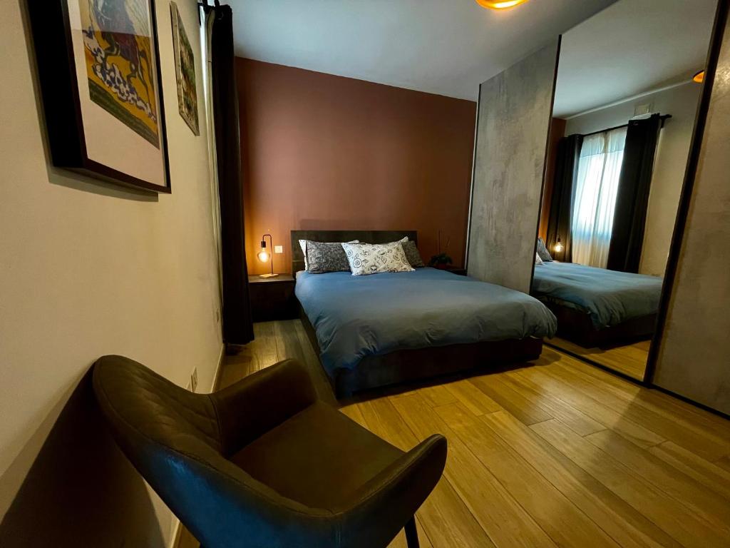 - une chambre avec un lit, une chaise et un miroir dans l'établissement Airport Accommodation Bedroom with your own private Bathroom Self Check In and Self Check Out Air-condition Included, à Mqabba