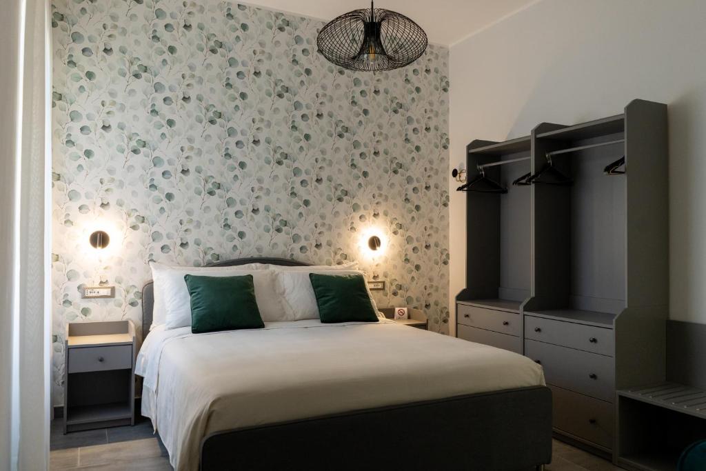 1 dormitorio con cama y pared de flores en Damatti Room, en Messina