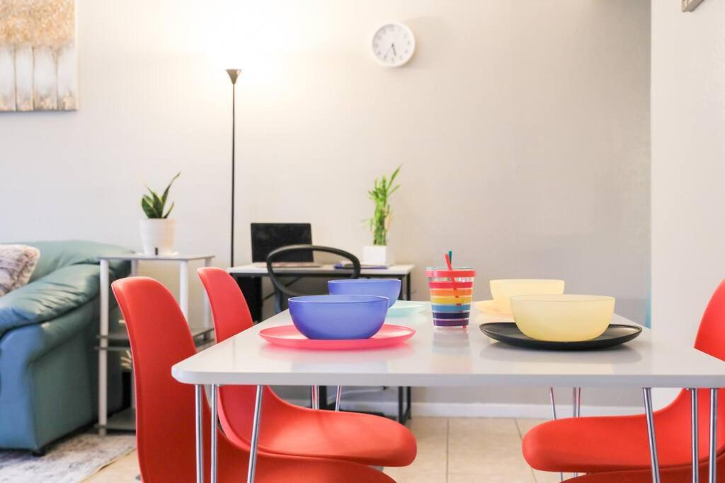 Vacation Home Cozy Colors Modern family friendly, El Paso, TX