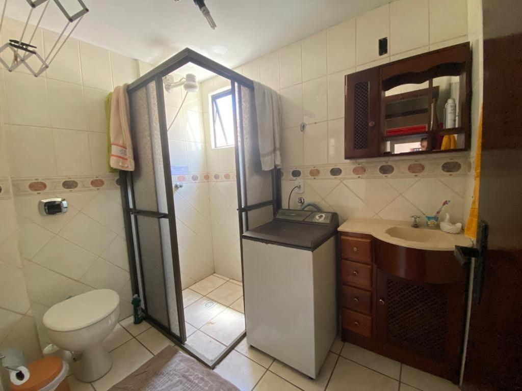 La salle de bains est pourvue d'une douche, de toilettes et d'un lavabo. dans l'établissement Apartamento centro de BC, à Balneário Camboriú