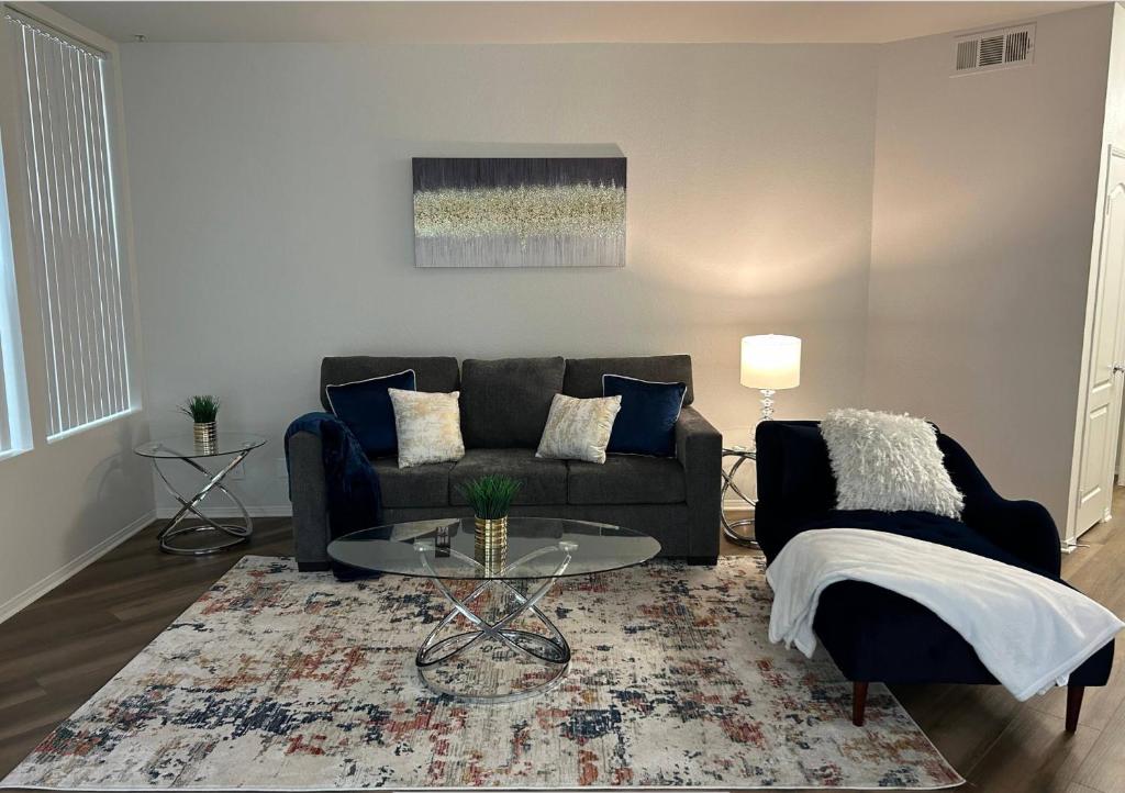 - un salon avec un canapé et une table en verre dans l'établissement Westerly 2 bedroom apartment Marina Del Rey near Venice beach!, à Los Angeles
