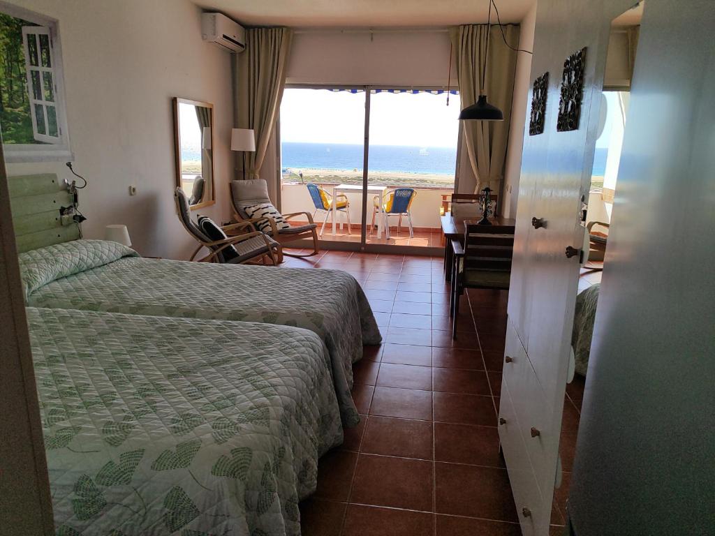Postel nebo postele na pokoji v ubytování Vv casafaromar oceanfront comfort