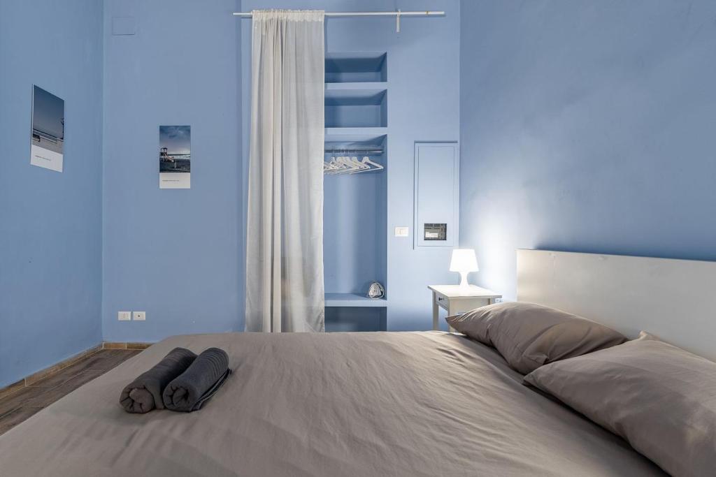 una camera da letto con un letto e due pantofole sopra di Casa Anita a Bari