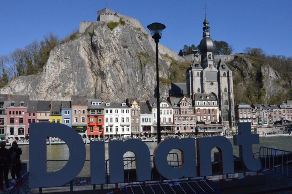 um sinal para a palavra budapest em frente a uma cidade em La couque cuivrée em Dinant