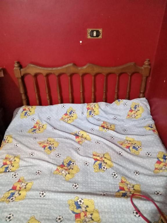 una cama con un winnie la manta Pooh en ella en Weza, 