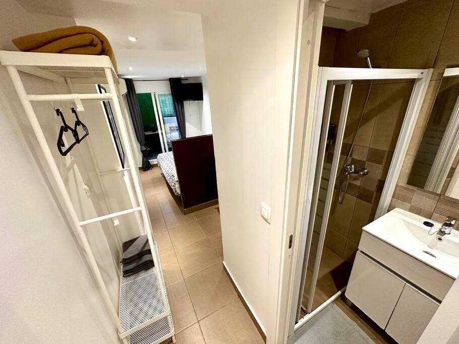 ein Bad mit einer Dusche, einem Waschbecken und einem Spiegel in der Unterkunft T6 Apartamento con terraza y sol! A 1`del metro in Barcelona