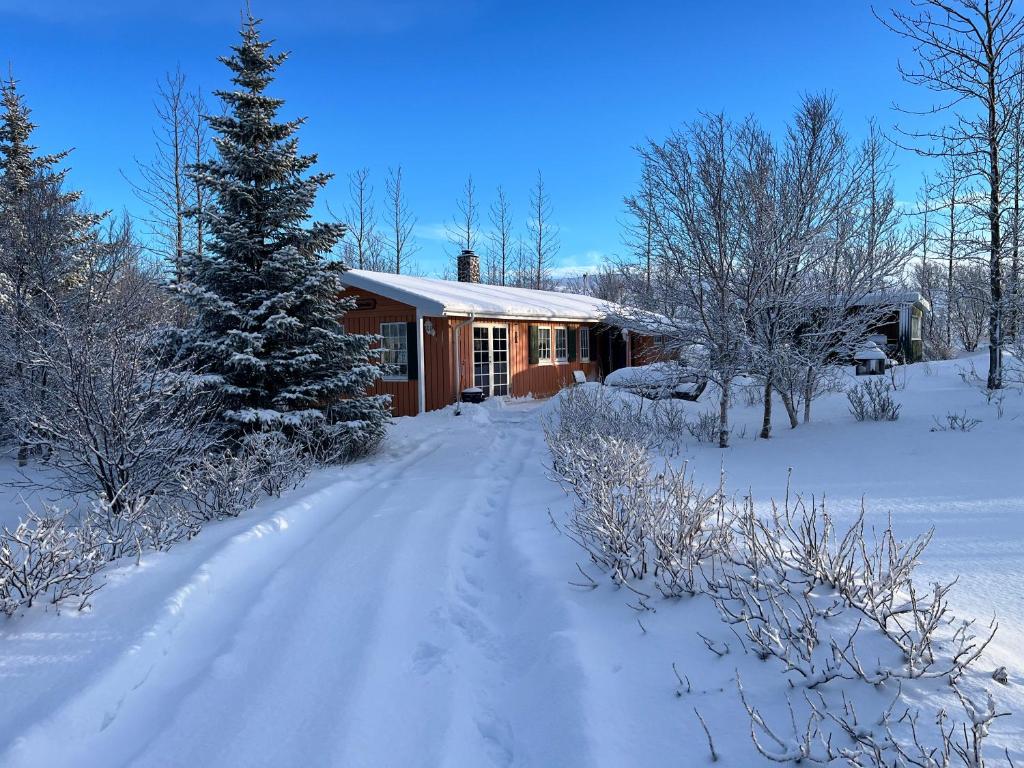 una casa en la nieve con una entrada cubierta de nieve en Hagi 2 Holiday Home, en Hagi