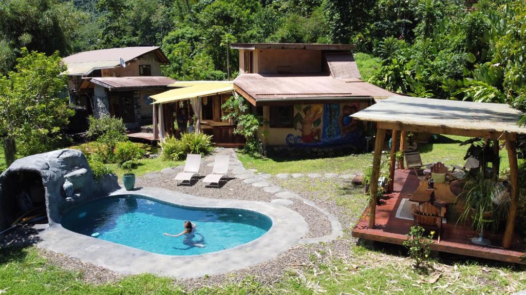 Taravao的住宿－Soul Rise，女人在后院的游泳池里