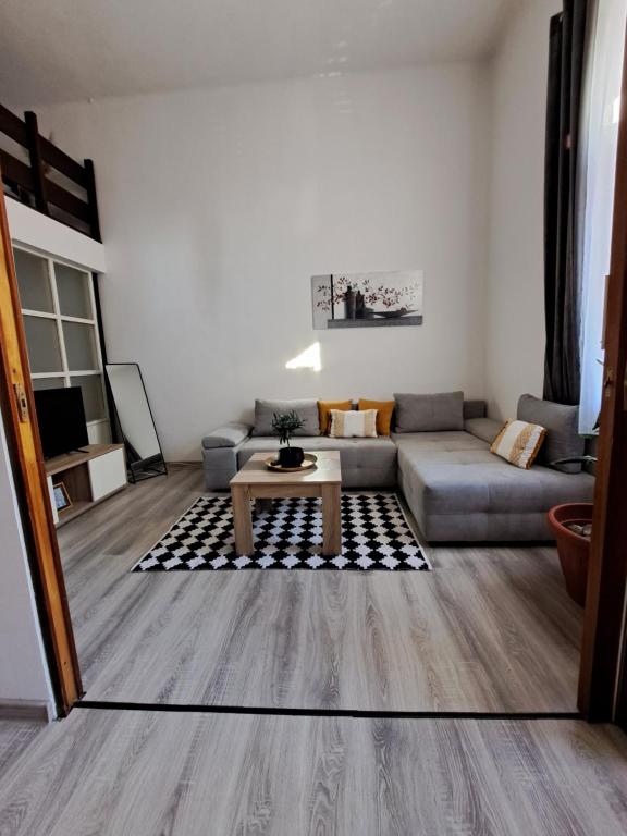 - un salon avec un canapé et une table dans l'établissement Apartman Ena & Marta, à Lovran