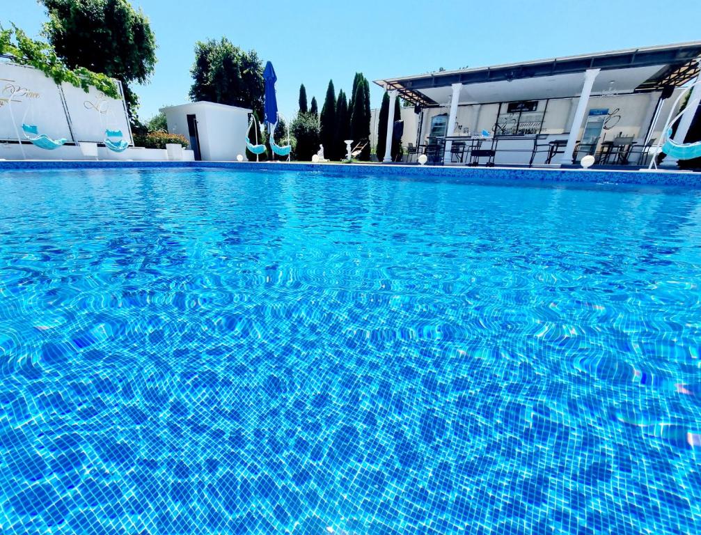 une grande piscine d'eau bleue dans l'établissement Le Domaine Green Paradise, à Ulcinj