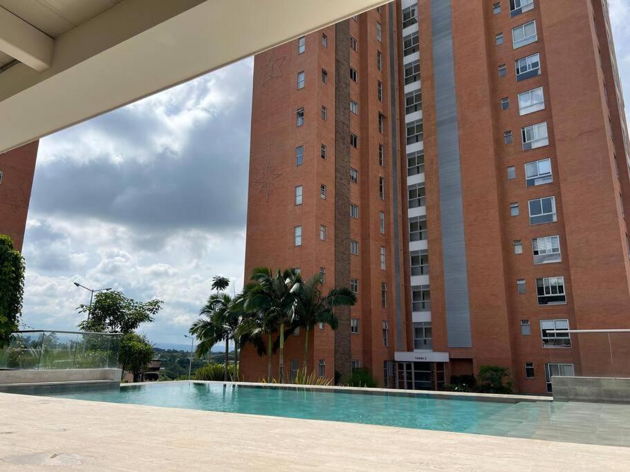 un edificio con piscina frente a un edificio en Cozy Oasis with Panoramic Views, en Cerritos