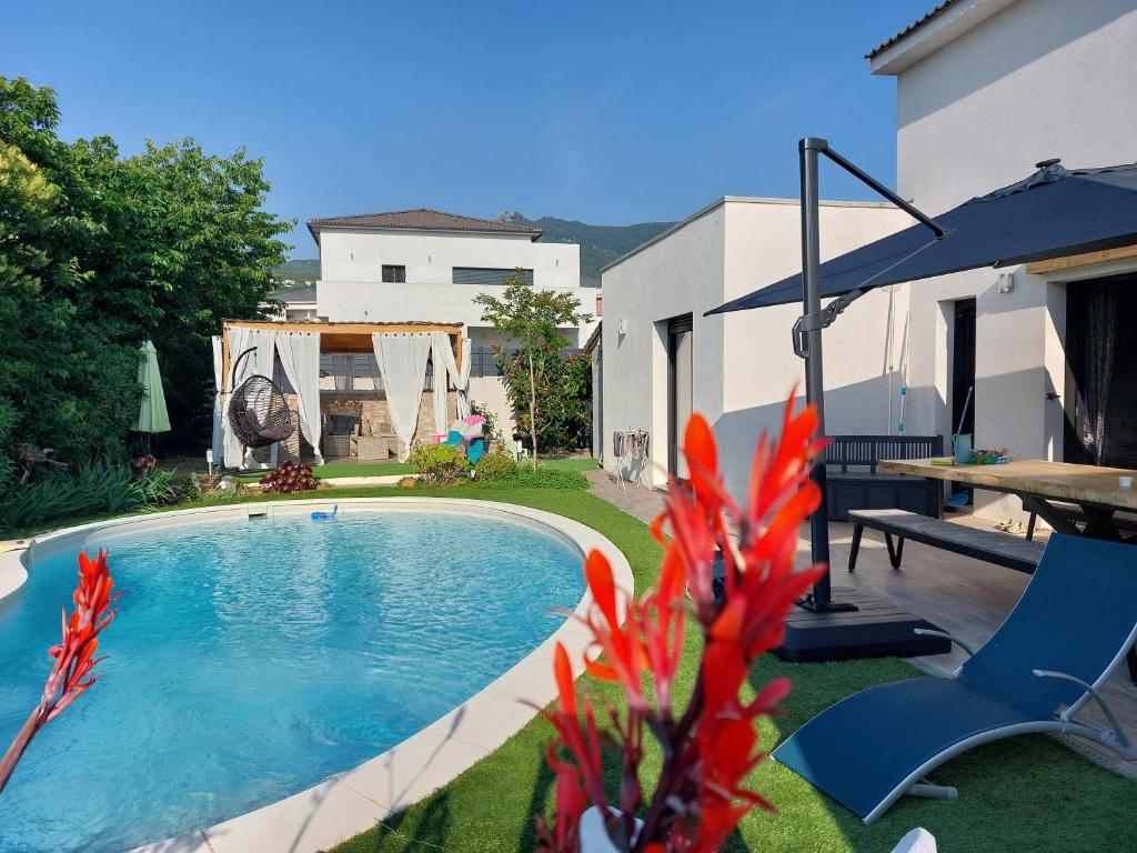 una piscina en el patio de una casa en Chez Cendra en Borgo