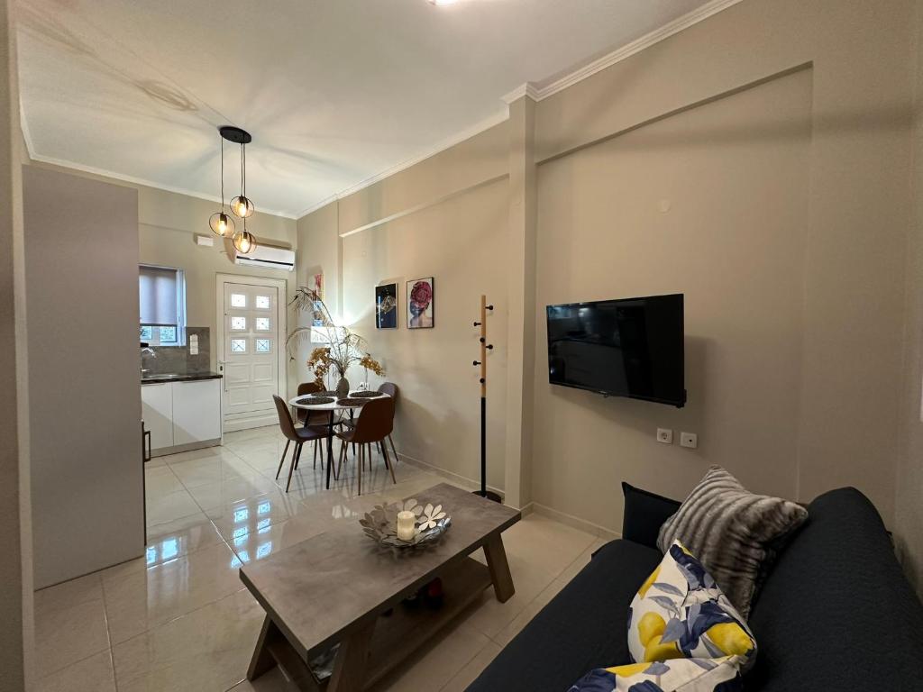 salon z kanapą i stołem w obiekcie BO Home w mieście Suda