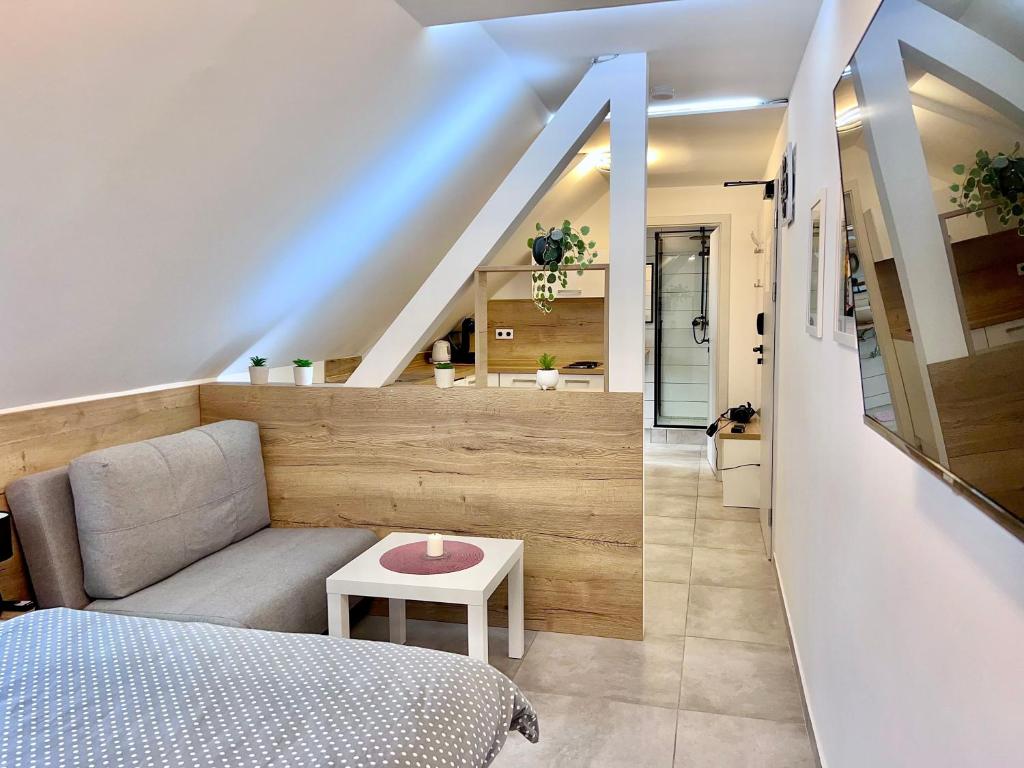 Cette chambre comprend un lit, un canapé et une table. dans l'établissement Apartmán U Bobovky - Lipno nad Vltavou, à Lipno nad Vltavou