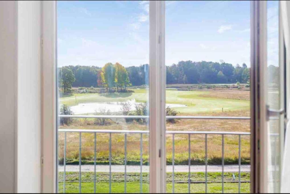 ventana con vistas a un campo de golf en Vackert boende med utsikt över fantastisk golfbana, en Brokind