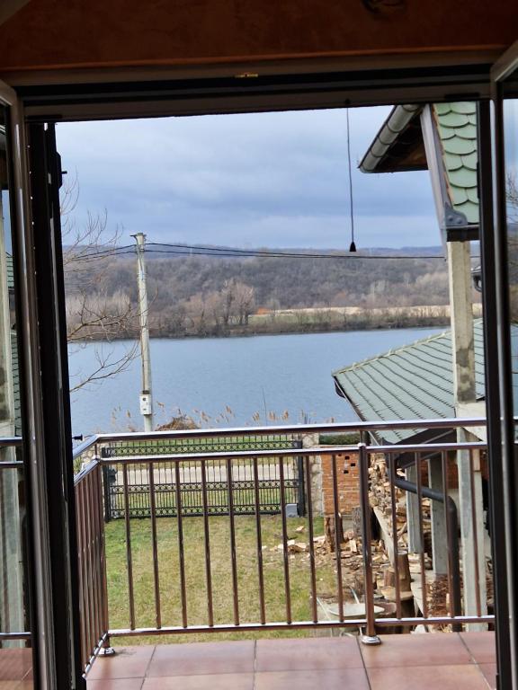 een raam met uitzicht op een meer bij Apartmani Tina - Srebrno jezero in Zatonje