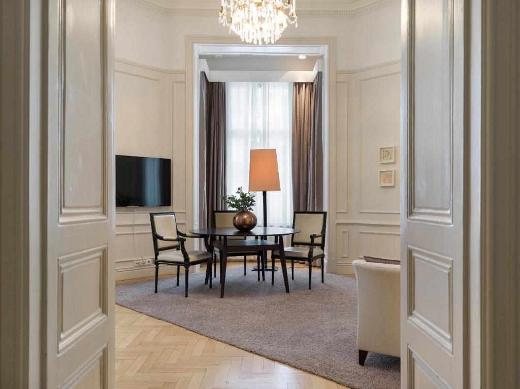 TV a/nebo společenská místnost v ubytování Elite Hotel Knaust