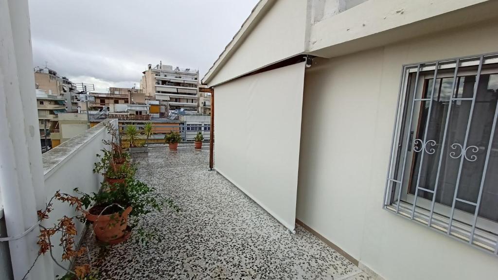 Fotografia z galérie ubytovania Athens 5th floor studio, huge balcony, view, near stores and park v Aténach