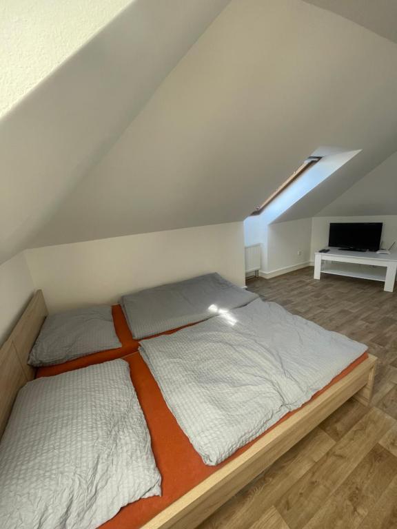 1 dormitorio con 1 cama con manta naranja y blanca en Soukromý byt v centru Velkého Meziříčí en Žďár nad Sázavou