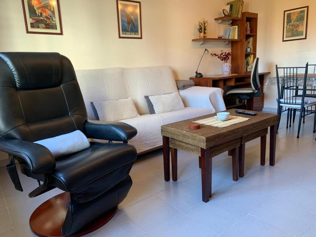 sala de estar con sofá y silla en Apartamento céntrico en Avilés